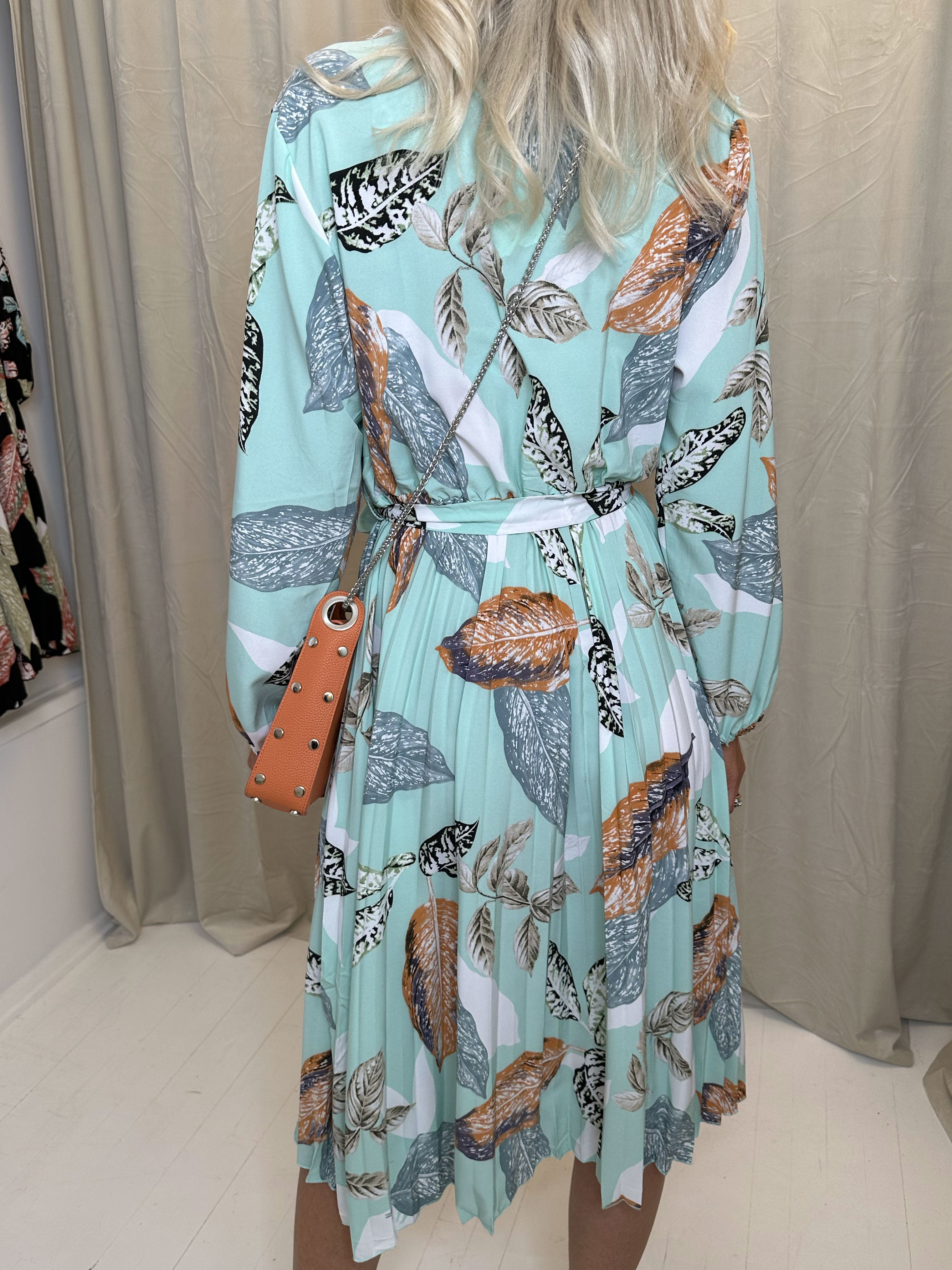 Blanca Leaf - Sød sommerkjole med plisseret skørt